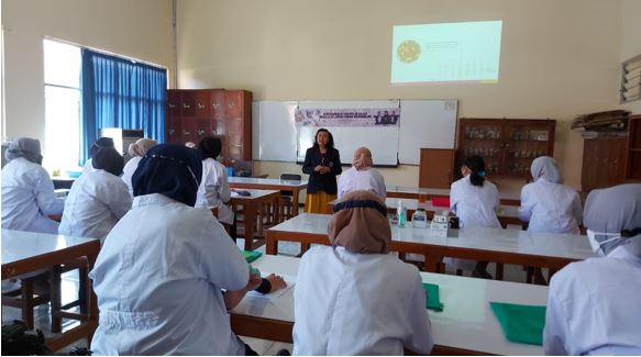 Program Pengembangan Keprofesian Berkelanjutan berupa Penyegaran Keterampilan Dasar Mikrobiologi